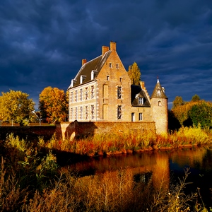 Le château des comptes de Mouscron en couleurs très vives et contrastées en format paysage - Belgique  - collection de photos clin d'oeil, catégorie paysages